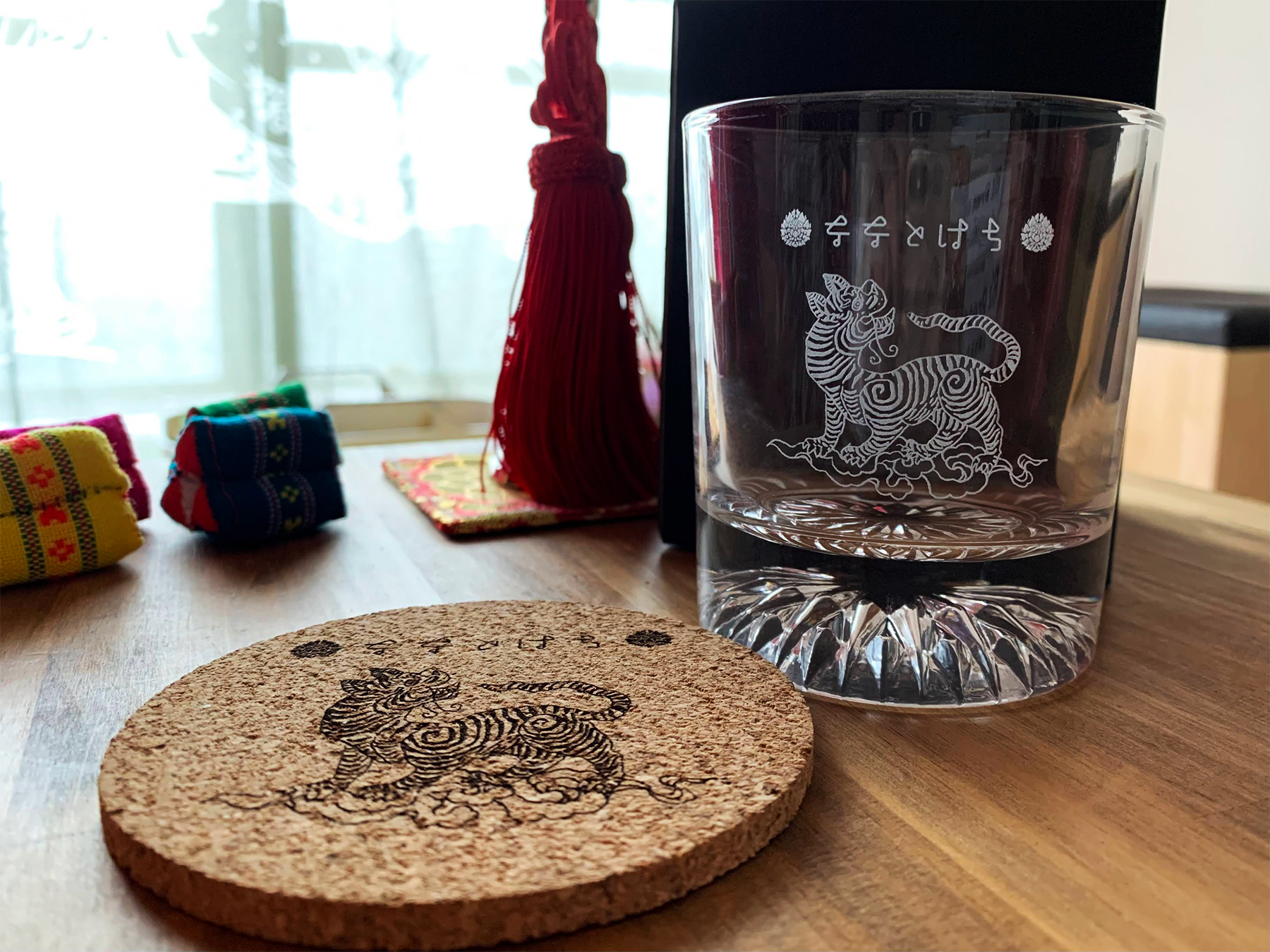 ロゴ入りグラスとロゴ入りコースター